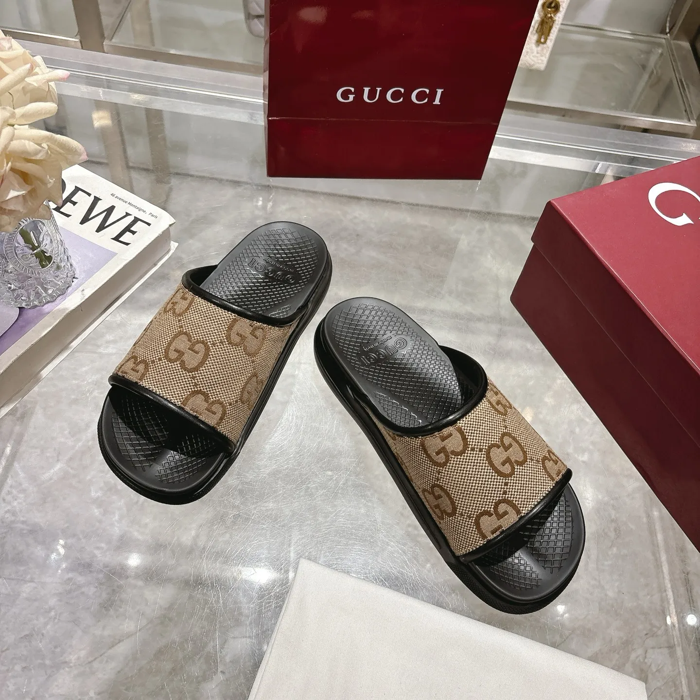 p400🐮🐮New summer men's slip-on slippers. Inspired by the summer spirit and beach clubs of the Italian coast, this piece is part of Gucci Lido. The Pre-Fall collection reinterprets the brand's signature elements and sophisticated patterns in a contemporary way. Made from black rubber, these flat sandals feature a slip-on design that reinterprets the brand's distinctive green and red web design. GG Classic Upper Men's Molded Rubber Footbed Gucci Logo Flat Made in Italy Size: Men's 40 to 47,